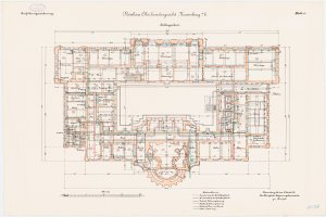 Ein detailliertes Grundriss-Zeichnung des Neuhaus Oberlandgereich-Gebäudes in Hamburg, Deutschland, das mehrere Räume, Flure, Fenster, Türen und andere Merkmale mit begleitendem Text zeigt.