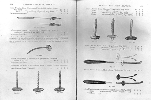 Ein aufgeschlagenes Buch mit verschiedenen chirurgischen Instrumenten, einschließlich eines Skalpells, mit begleitenden Bildern und Texten, die Informationen zu den Instrumenten liefern.