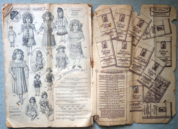 Ein aufgeschlagenes Buch auf einer blauen Oberfläche zeigt Bilder von Kindern und Puppen, begleitet von Text, und gewährt einen Blick in die Vergangenheit.