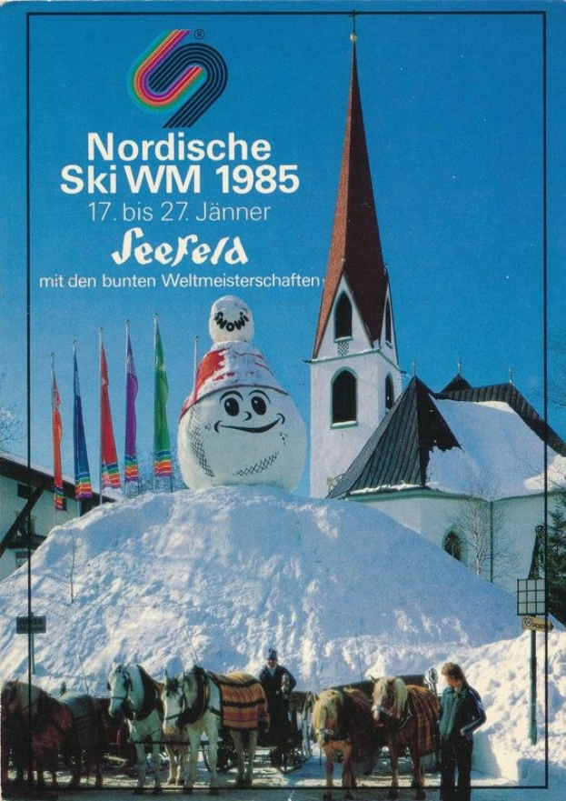 Plakat für die Nordischen Skiweltmeisterschaften 1985 in Seefeld, Schweiz, das eine verschneite Landschaft mit Skifahrern, Pferden, Stöcken, Fahnen, Gebäuden, Bäumen und Text zeigt.