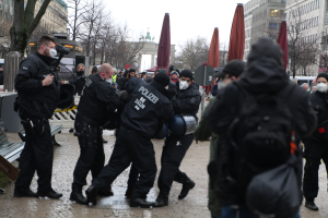 BPOL NRW: Schlagstock und Messer gefunden - Bundespolizei nimmt Gesuchten fest