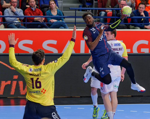 Mannschaft von Männern beim Hallenhandball auf einem Court mit einem Ball in der Luft, in einer Stadionatmosphäre während des Futsal-Weltmeisterschaftsspiels 2019 zwischen Paris Saint-Germain und Bordeaux.
