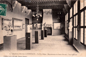 Ein altes Schwarz-Weiß-Foto eines Raums, der mit Skulpturen auf Sockeln, gerahmten Bildern an den Wänden, Kronleuchtern an der Decke und Fenstern auf der rechten Seite gefüllt ist, mit der Inschrift "Exposition Maritime de Bordeaux" unten.