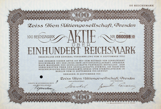 Altes deutsches Aktienzertifikat über 100 Reichsmärker mit schwarzem Rand und gedrucktem Text.