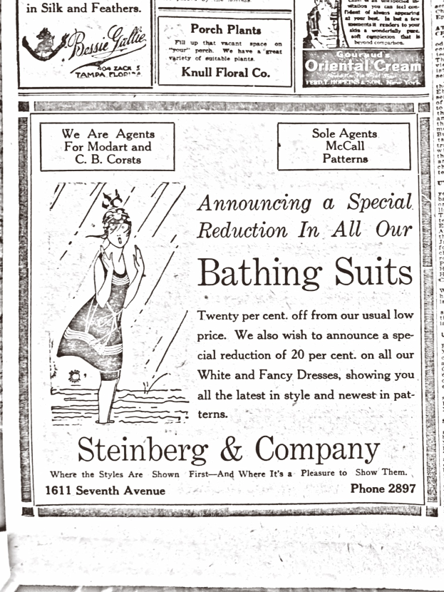 Eine Frau in einem weißen hochgeschlossenen, langärmeligen Kleid mit ihrem Haar zu einem Dutt gebunden, die in der Mitte einer Steinberg & Company-Badeanzugwerbung steht, umgeben von Text.