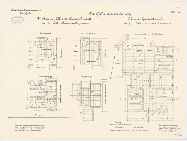 Ein detaillierter architektonischer Grundriss des ehemaligen Bundeskanzleramts in der Bundesrepublik Deutschland, der strukturelle Layouts und Anmerkungen zeigt.