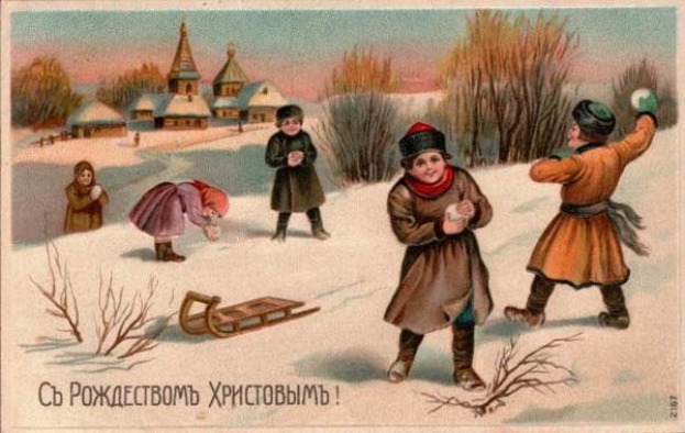 Kinder beim Rodeln im Schnee, umgeben von Pflanzen, Bäumen und Häusern, mit dem Text "Russischer Weihnachtsgruß" unten.