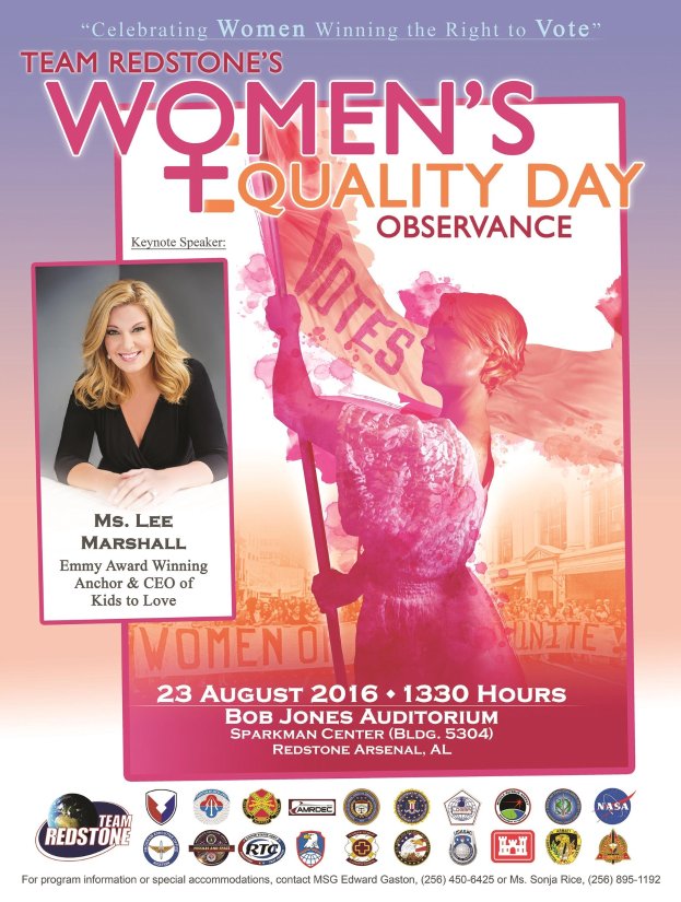 Plakat für die Feier des Women's Equality Day von Team Redstone mit einer Frau, die eine "Women's Equality"-Fahne hält, Logos und Veranstaltungseinzelheiten.