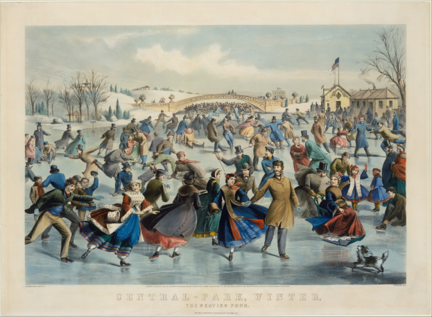 Eine Gruppe von Menschen, die auf einer Eisfläche in Central Park im Winter Schlittschuh laufen, umgeben von Bäumen und Häusern, mit einer Brücke im Hintergrund, bewölktem Himmel und einer wehenden Flagge. Text ist unten auf dem Bild sichtbar.