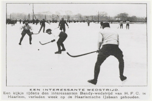 Ein Schwarz-Weiß-Foto einer Gruppe von Männern, die Hockey auf einem Eisplatz spielen, umgeben von Bäumen und Pfosten, mit Text unten.