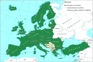 Ein detailliertes Europa-Karte mit den Mitgliedstaaten der Europäischen Union, auf der wichtige Städte, Flüsse und Grenzen markiert sind, begleitet von Text, der die Länder und Grenzangaben nennt.