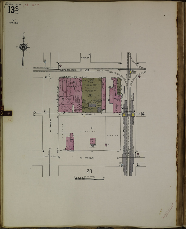 Ein aufgeschlagenes Buch mit einer detaillierten Stadtkarte und Architekturplänen sowie begleitendem Text.