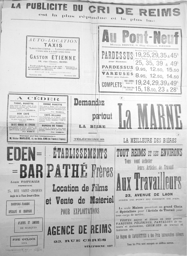 Schwarze und weiße Zeitung voller dichter Text und mehreren Anzeigen.