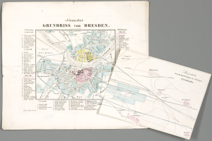 Alte Karte von Dresden, Deutschland, mit detaillierten Straßen, Gebäuden und Sehenswürdigkeiten, begleitet von zwei Papieren im Vordergrund vor einem grauen Hintergrund.