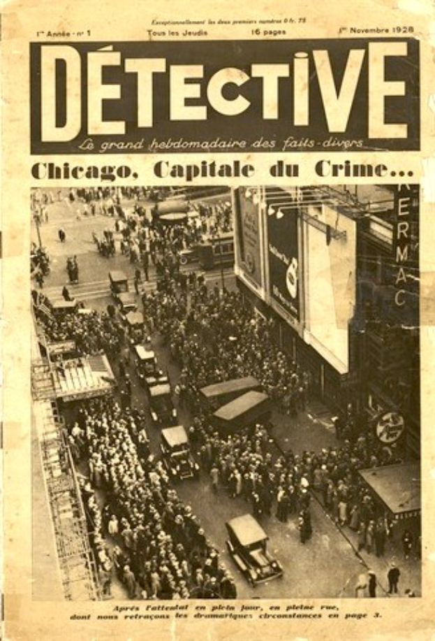 Schwarz-weißes Bild einer alten Zeitung mit der Schlagzeile "Detektiv, Chicago, Capital du Crime" mit einer Menge von Menschen und Fahrzeugen auf einer Straße mit Gebäuden im Hintergrund.