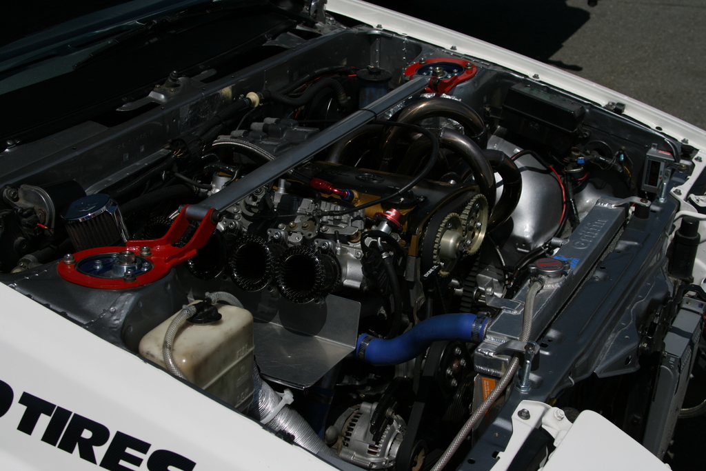 Ein Auto mit sichtbaren Rohren und einer Batterie.