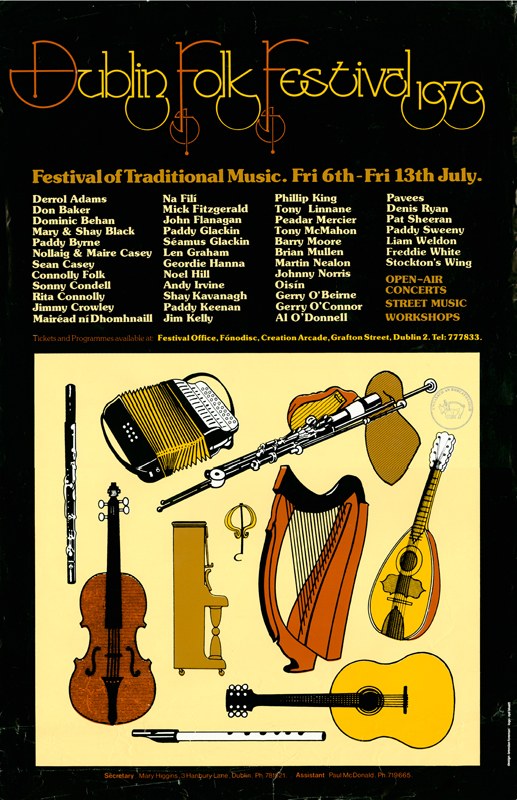 Plakat für das Dublin Folk Festival 1975 mit musikalischen Instrumenten wie Gitarre, Harfe, Flöte und Schlagzeugset sowie Text mit Festivaldetails.