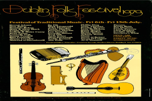 Plakat für das Dublin Folk Festival 1975 mit musikalischen Instrumenten wie Gitarre, Harfe, Flöte und Schlagzeugset sowie Text mit Festivaldetails.