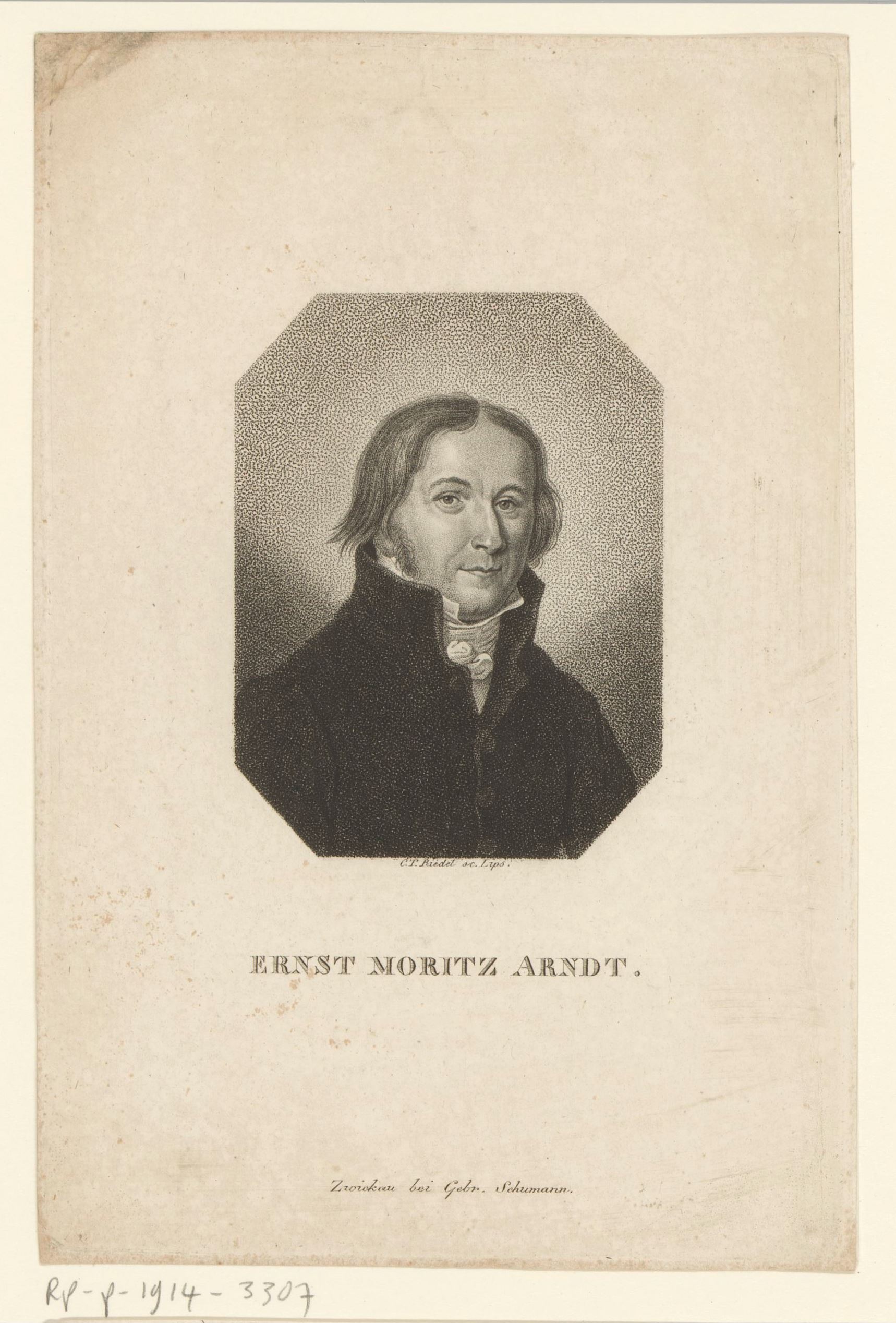 Porträt von Ernst Moritz Arndt, ein Mann mit ernstem Gesichtsausdruck, der einen schwarzen Anzug und ein weißes Hemd trägt, mit ordentlich gekämmtem Haar, die Hände verschränkt und direkt in die Kamera schaut.