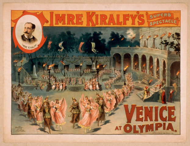 Plakat für Imre Kiralfys Super-Spektakel in Venedig in Olympia, das kostümierte Künstler vor einem gebogenen und säulengeschmückten Gebäude mit Laternen und Bäumen zeigt, mit einer einzelnen Person und Text.