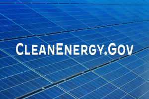 Ein blaues Solarpaneel mit der weißen Schrift "Clean Energy Gov" in der Mitte, in einem Gittermuster angeordnet.