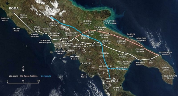 Blaue Linie auf einer Karte von Italien, die eine kreisförmige Zugroute von Rom zeigt, die verschiedene beschriftete Städte und Orte durchläuft.