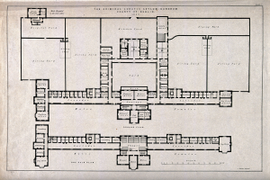 Schwarz-weißer Architekturplan eines Grundrisses mit zahlreichen beschrifteten Räumen, darunter ein als Irrenhaus für Kriminelle ausgewiesener Bereich, begleitet von handgeschriebenem Text.