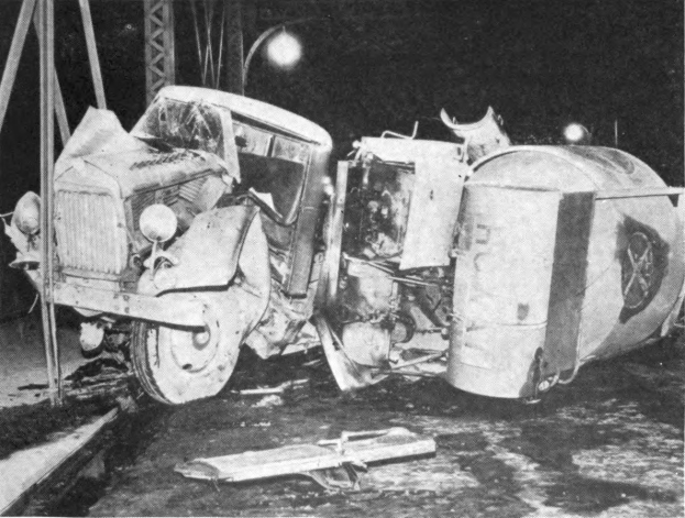 Schwarz-weiß-Foto eines umgestürzten Autos am Straßenrand mit Metallstangen und einem Laternenpfahl im Hintergrund, beschriftet mit "1930er Jahre Autounfall".