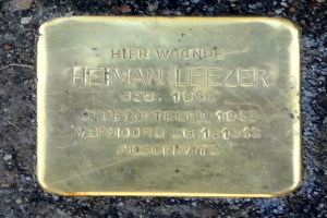 Ein rechteckiges Messingplättchen am Boden mit der Inschrift "Hier Wohnte Heiman Leezer", das einen deutschen Soldaten gedenkt, der im Zweiten Weltkrieg starb.