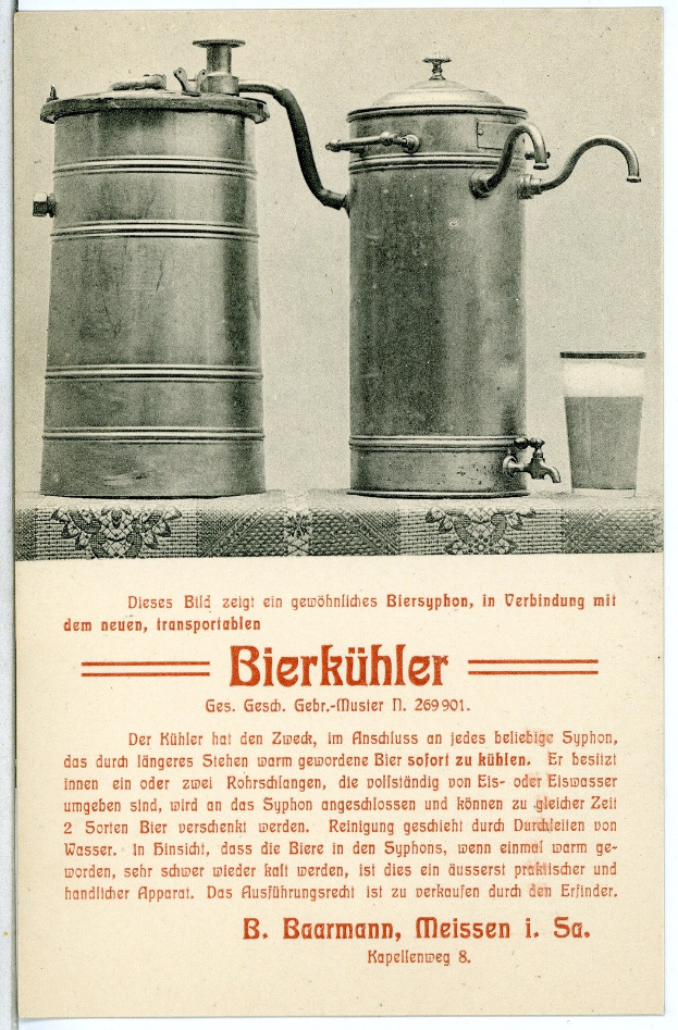 Alte Werbeplakat mit zwei metallenen Bierhumpen und einem Glas Bier mit beschreibendem Text.