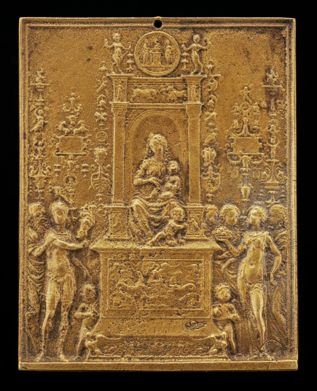 Goldene Plakette mit einer detaillierten Skulptur einer Frau in einem langen Kleid und einem Mann in einem Anzug und Krawatte auf schwarzem Hintergrund, gerahmt in Gold.