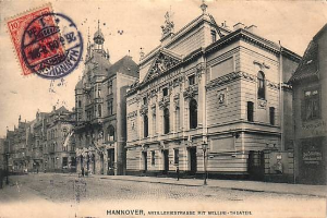 Schwarz-weiß-Postkarte einer Stadtstraße in Hannover, Deutschland, mit Gebäuden, Straßenlaternen, Lampen, Passanten und Himmel, mit Text und einer Briefmarke unten.