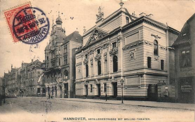 Schwarz-weiß-Postkarte einer Stadtstraße in Hannover, Deutschland, mit Gebäuden, Straßenlaternen, Lampen, Passanten und Himmel, mit Text und einer Briefmarke unten.