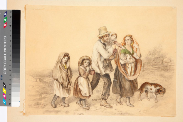 Eine Gruppe von Menschen und ein Hund gehen einen Schotterweg entlang, mit Bäumen und einem Zaun im Hintergrund und Text auf der linken Seite.