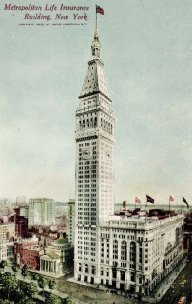 Alte Ansichtskarte des Metropolitan Life Insurance Building in New York City, die eine belebte Stadtlandschaft mit Gebäuden, Bäumen und Fahrzeugen zeigt und den Text "Metropolitan Life Insurance" oben trägt.