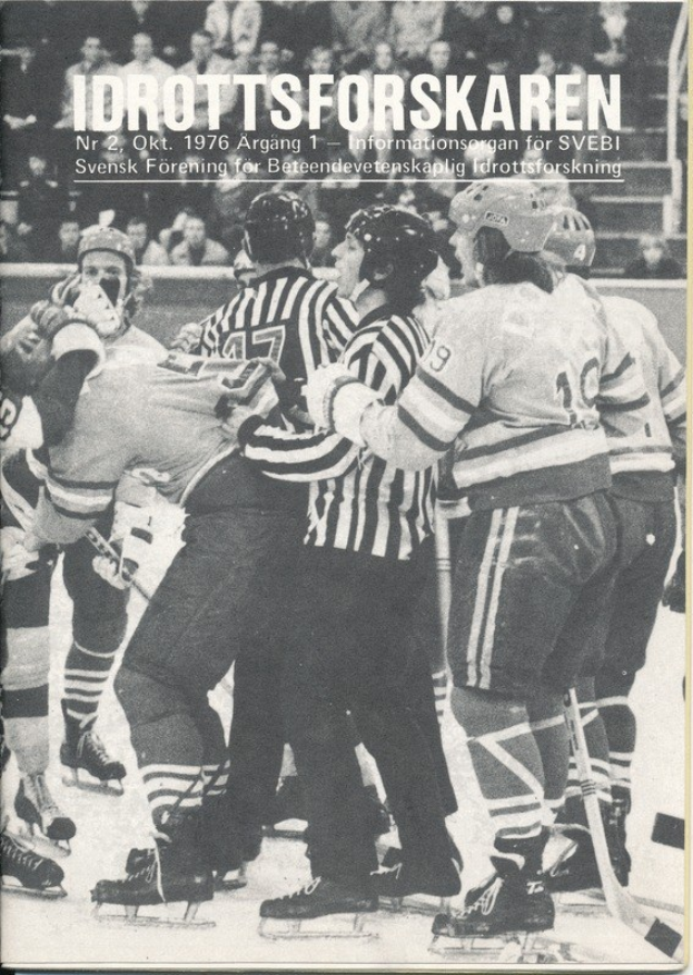 Schwarzes und weißes Foto einer Gruppe von Menschen in Helmen und Eislaufschuhen, die auf einer Eisbahn kämpfen, mit Zuschauern auf einer Treppe im Hintergrund und Text oben.