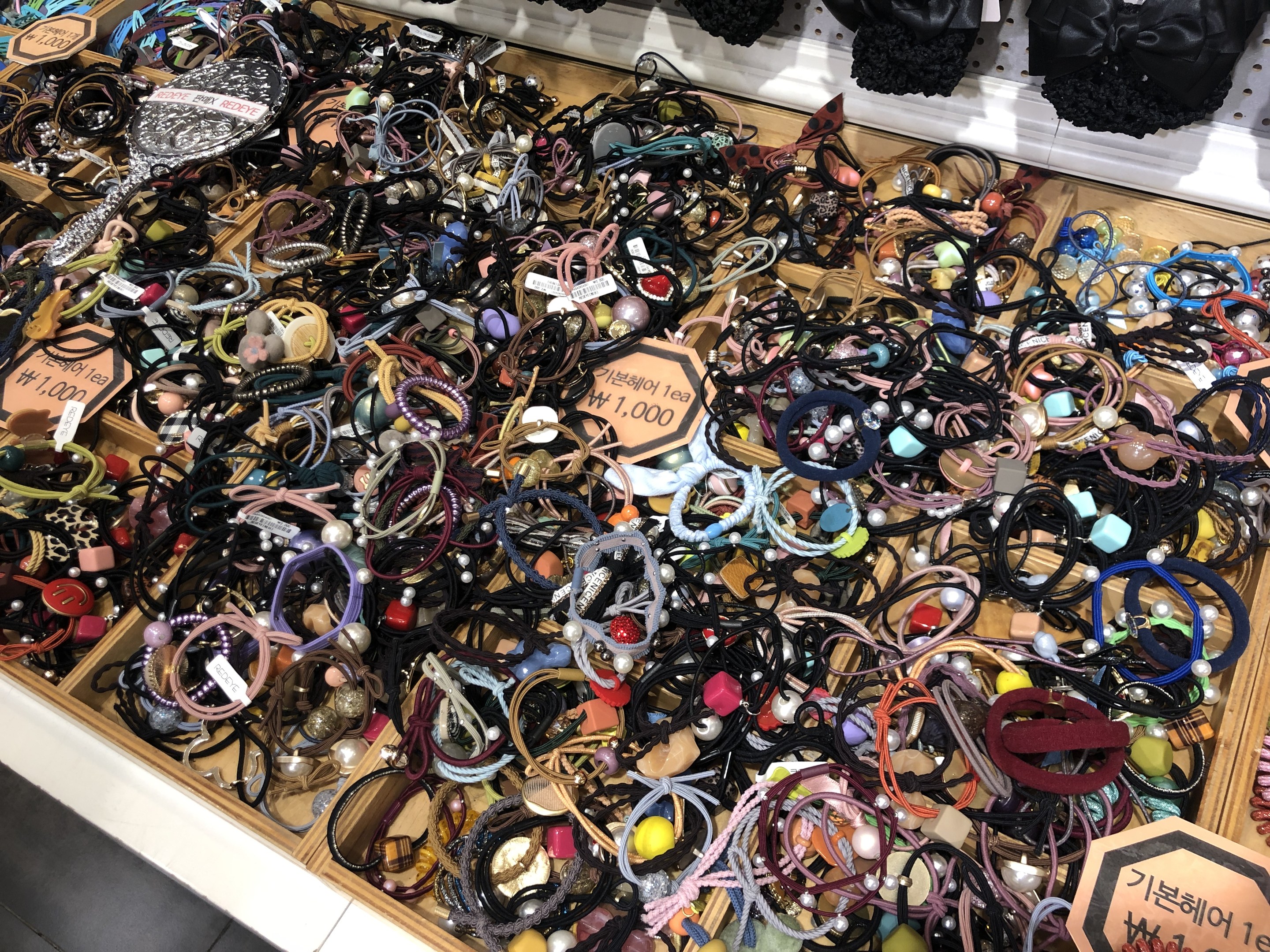HZA-D: Luxus-Schmuck zwischen Entenfüßen / Zoll Düsseldorf findet mehrere Schmuckstücke und leitet Verfahren ein