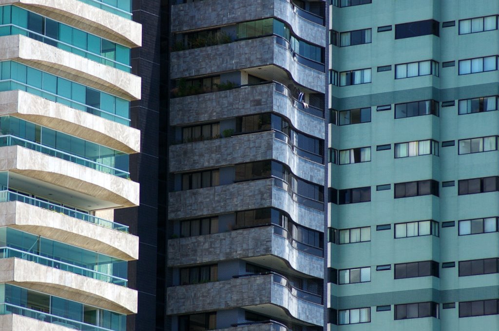 Mehrere Gebäude mit unterschiedlichen Höhen und Designs sind in einer städtischen Umgebung zu sehen.