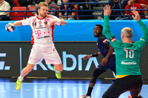 Eine Gruppe von Männern, die auf einem Platz Handball spielen, mit einem Ball in der Mitte der Aktion und Zuschauern im Hintergrund bei der Futsal-Weltmeisterschaft 2019, die Bayern München gegen Paris Saint-Germain schauen.
