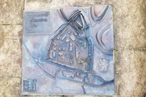 Metallplatte mit Stadtplan und Inschrift im Boden eingelassen