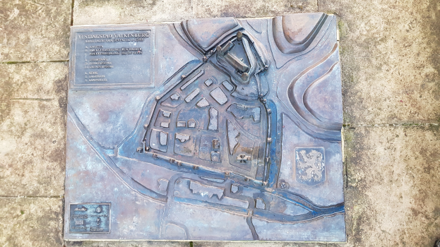 Metallplatte mit Stadtplan und Inschrift im Boden eingelassen