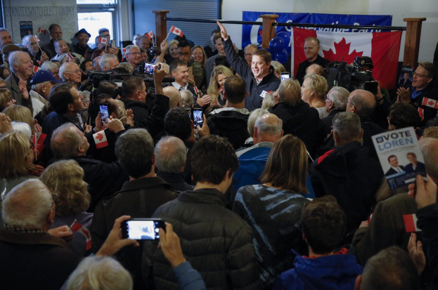 Eine Menschenmenge mit Kameras, Handys, Fahnen und Transparenten vor einem Gebäude mit einem Transparent, auf dem steht: "Loren Loren, der Führer der Liberalen Partei, wird von Unterstützern auf einer Wahlkampfveranstaltung in Ottawa, Ontario, am Dienstag, dem 21. Januar 2020, empfangen."