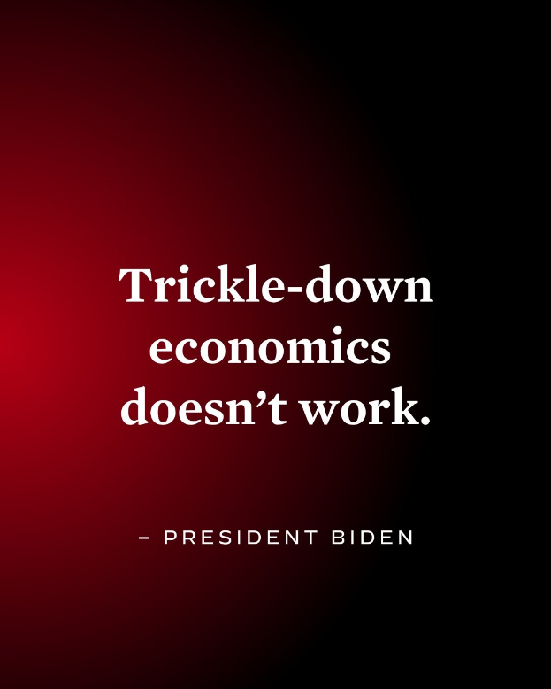 Ein Plakat mit fetter, schwarzer Schrift auf einem weißen Hintergrund, das "Trickle-Down Economics Doesn't Work" lautet, eingerahmt von einem schmalen schwarzen Rand und mit einem Zitat von Präsident Biden.