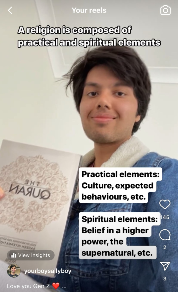 Ein Mann hält ein Buch mit dem Titel "Eine Religion besteht aus praktischen und spirituellen Elementen" hoch, vor einer Wand stehend, wobei das Buch wie ein Leitfaden für spirituelle Überzeugungen erscheint.