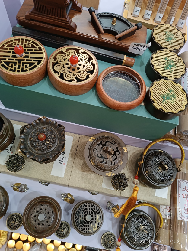 Ein Tisch mit verschiedenen chinesischen Räucherstäbchen, Schachteln und Papieren, wahrscheinlich Teil eines chinesischen Neujahrsfestes.