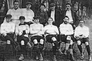 Schwarze und weiße Mannschaftsfoto von West Bromwich Albion Football Club aus dem Jahr 1918, mit sitzenden und stehenden Spielern vor einem Baumwollhintergrund.