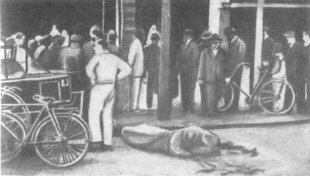 Eine Schwarz-Weiß-Zeichnung eines Mannes, der vor einem Gebäude auf dem Boden liegt und von einer Gruppe Menschen umgeben ist, von denen einige Fahrräder halten, und ein Fahrzeug in der Nähe geparkt ist, das den Tod eines Radfahrers in London darstellt.