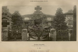 Altes Schwarz-Weiß-Foto eines Friedhofs in Berlin, Deutschland, mit einem Tor, einer Wand, Bäumen und einem Gebäude im Hintergrund mit Text unten, der lautet "Grammalskunst, Berlin-Steglitz, Architekt, Bruue Morning in Berlin".