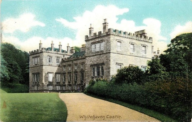 Alte Ansichtskarte von Whitehaven Castle in Schottland, die ein großes Gebäude mit Fenstern, einen Weg, Gras, Pflanzen, Bäume und einen bewölkten Himmel zeigt, mit Text unten.