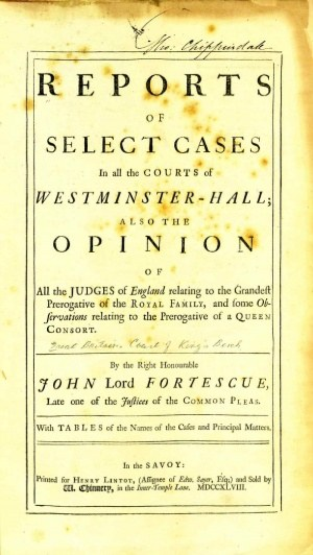 Altes Buch mit dem Titel "Berichte über ausgew├Ąhlte F├Ąlle in den Gerichten von Westminster-Hall, auch die Meinung von John Lord Fortescue" offen auf einer Seite mit schwarzer Tintenschrift.